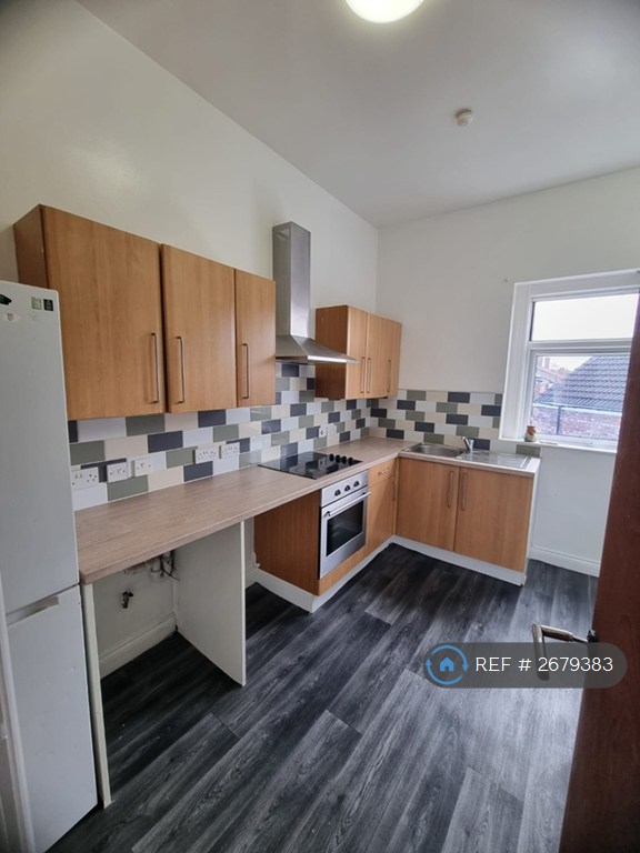 2 bedroom flat in New Ferry Road, Wirral, CH62 (2 bed) (#2679383)