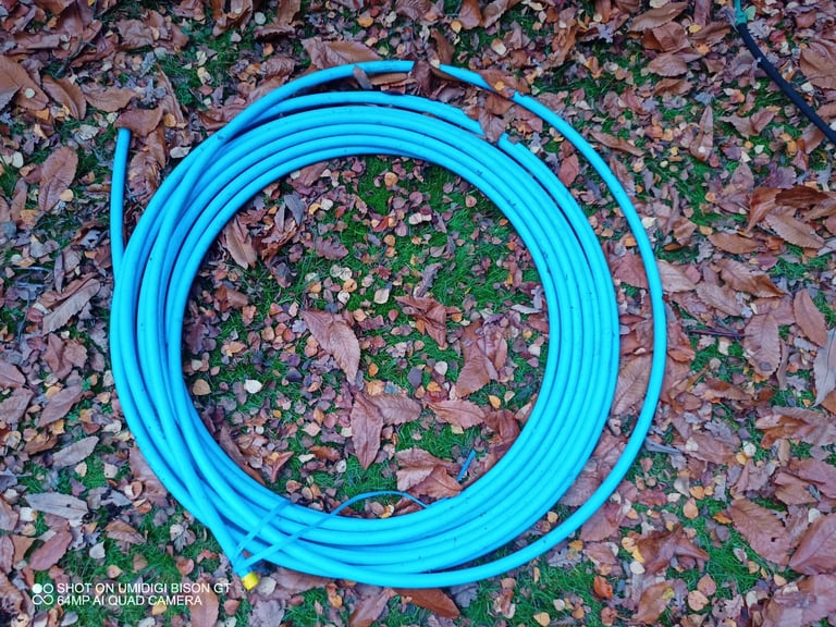 Blue MDPE water pipe 25-30m