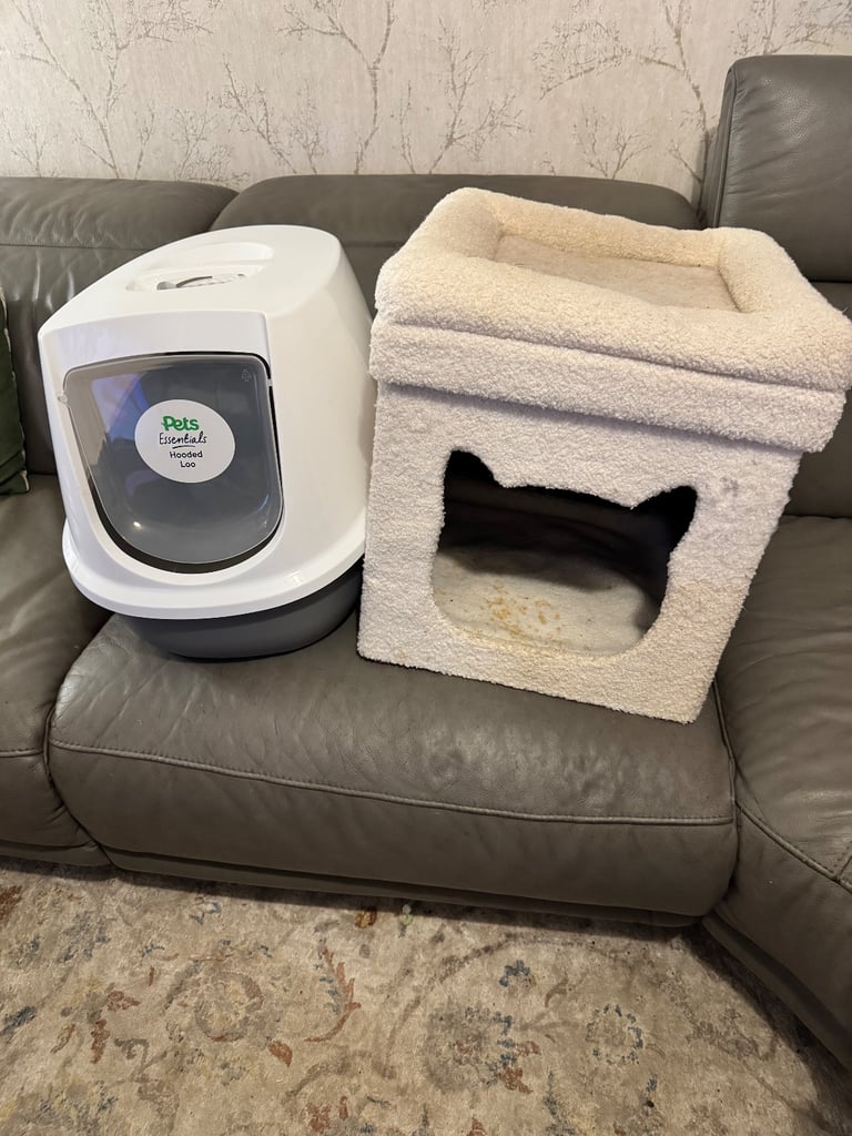Cat litter (almost new) and cat bed (needs a wash then good)