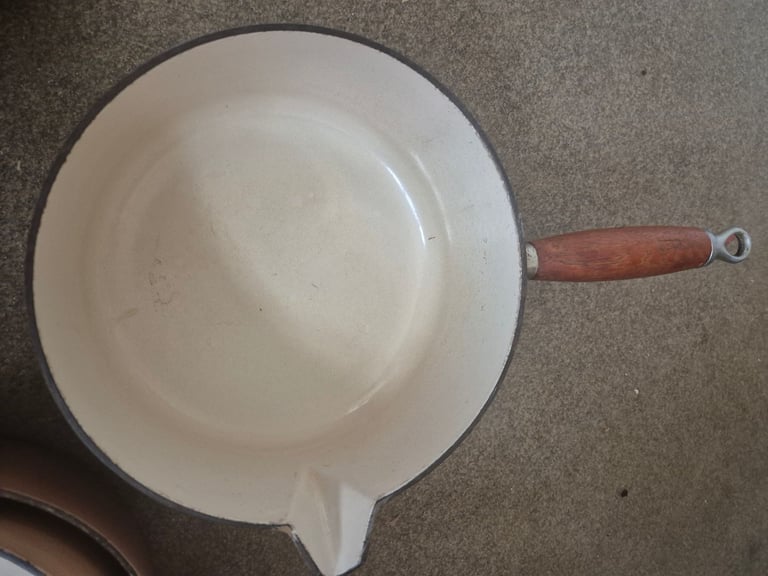 Lecrueset cast iron saucepan set