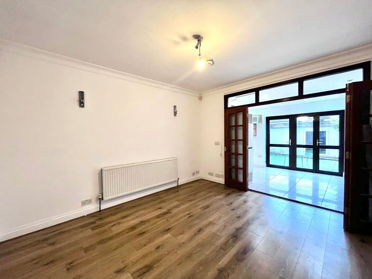 5 bed semi-detached house to rent The Vale, Cricklewood NW11 - Available Now