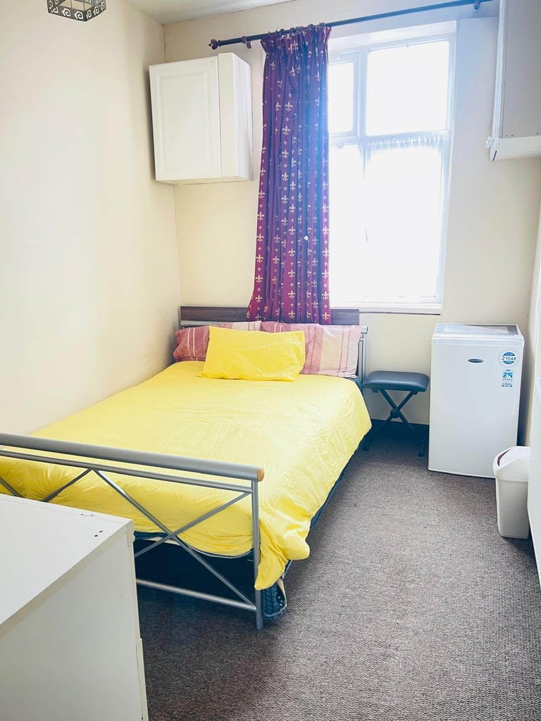 Spacious & Cosy Ensuite Room for Rent in - UB7 7DQ