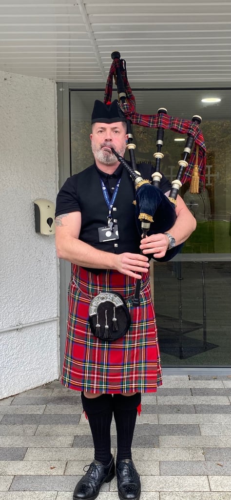 Wedding bagpiper piper