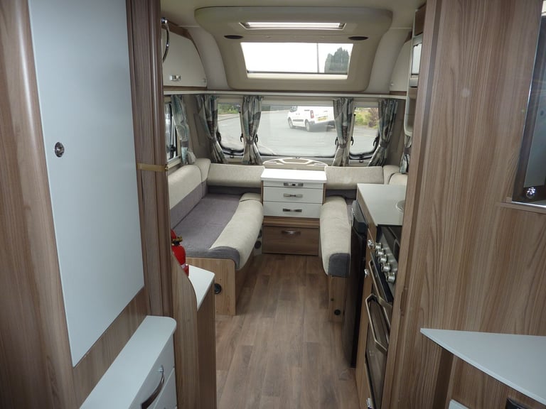 Swift Charisma FIXED ISLAND BED 2018