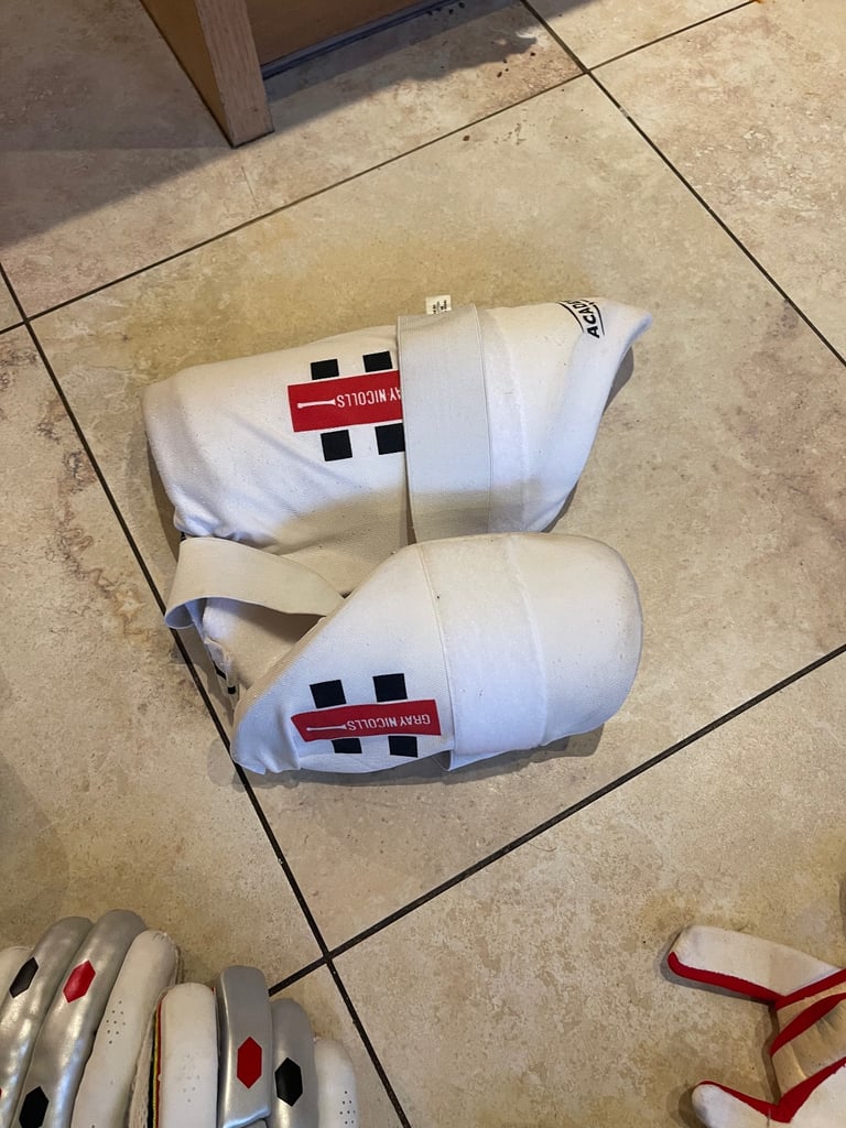 Complete junior/youth cricket gear