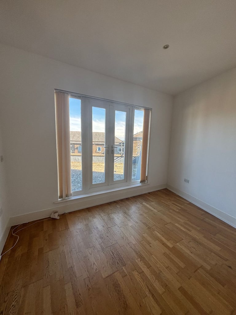 Beautiful Large 2 Bed / 2 Bath Flat with Balcony – Available Immediately!