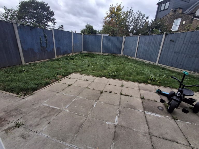 Modern 2-Bedroom Apartment with Garden & Private Parking – E17 