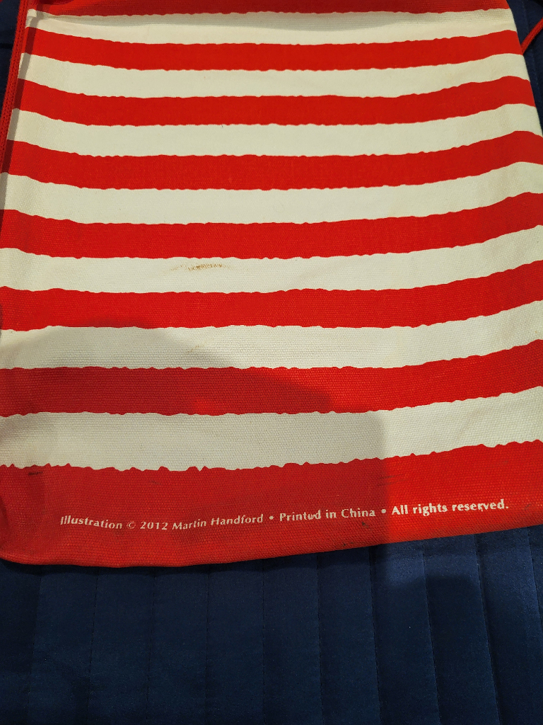 Where's Wally set of 7 books and comes with a fabric shoulder bag