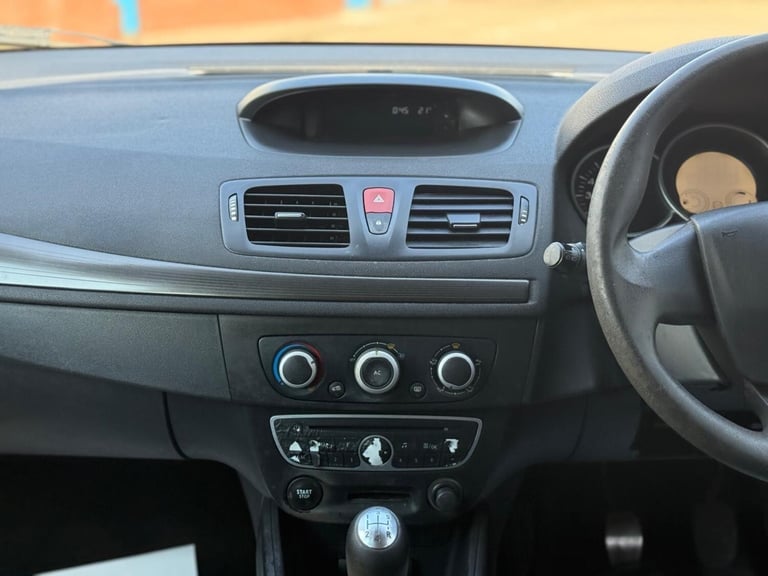 2010 Renault Megane 1.6 16V Expression Euro 4 5dr HATCHBACK Petrol Manual - Image 17