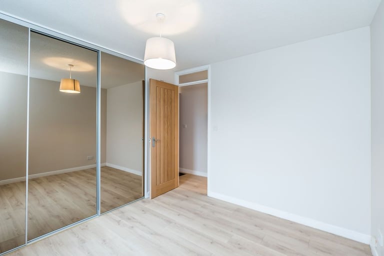 Contemporary, 2 bedroom flat in Morningside, with flexible furnishings – available NOW