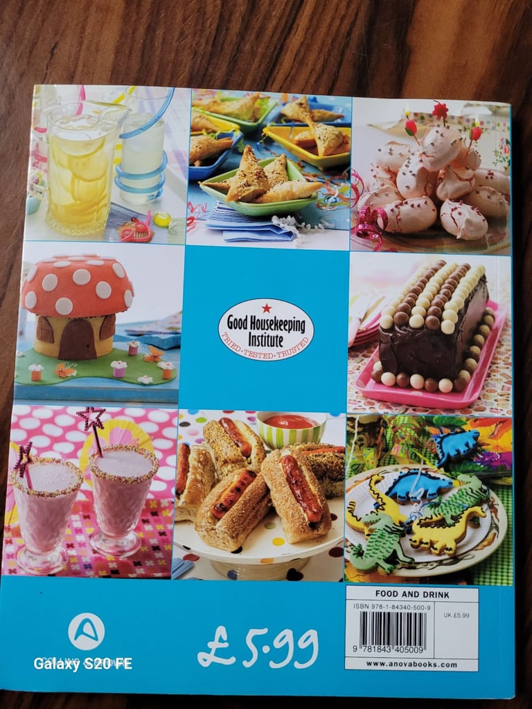  Preloved Kids' Cakes & Party Food Cookbook - Over 100 Triple-Tested Recipes!