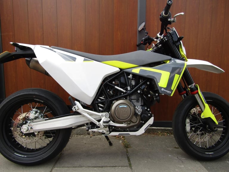 HUSQUVARNA SUPER MOTO 701 *ONLY 1400 MILES* S C EXHAUST * LOVELY * REDUCED* 