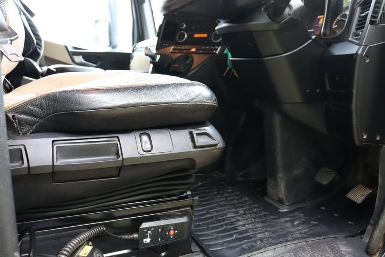 MERCEDES ACTROS 2548 STREAMSPACE 6X2 REARLIFT TRACTOR (2015)