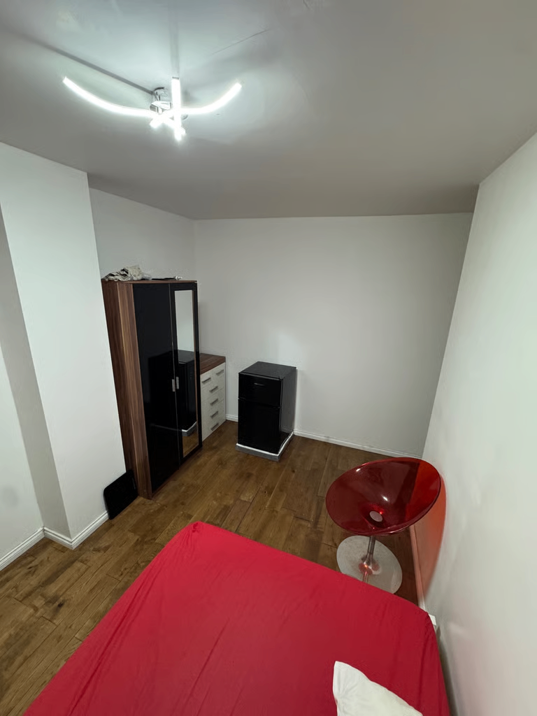 Spacious & Cosy Double Room for Rent AT RM9 4AA