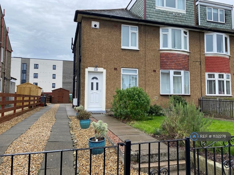 2 bedroom flat in Pilton Avenue, Edinburgh, EH5 (2 bed) (#1132278)