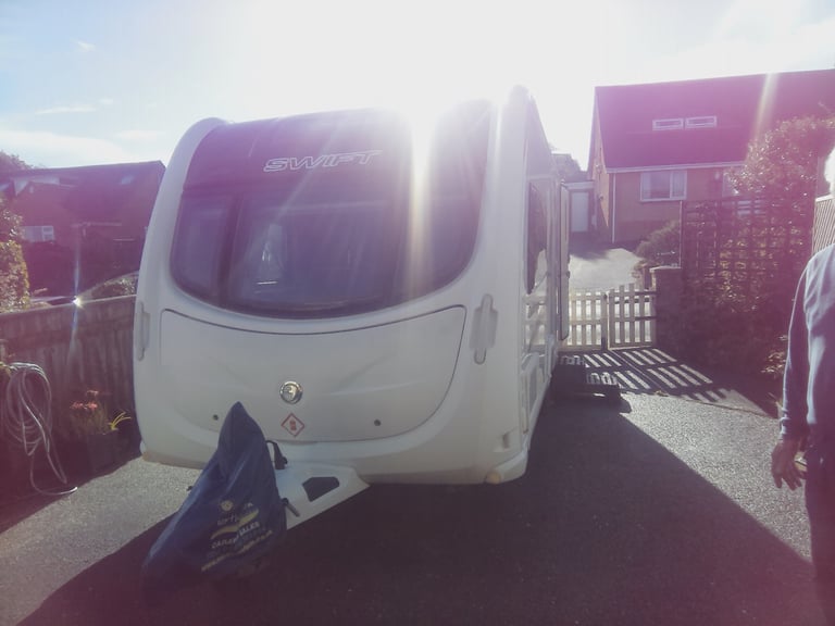 2011 SWIFT CHALLENGER 480 IN EXCELLENT CONDITION, WITH MOTOR MOVER ETC.