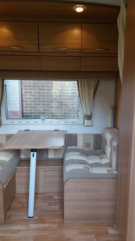 2008 Coachman VIP 520 4 Berth