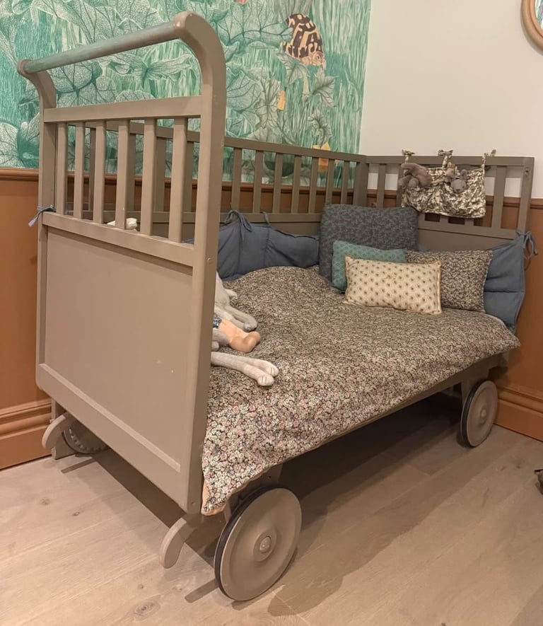 Baby cot bed