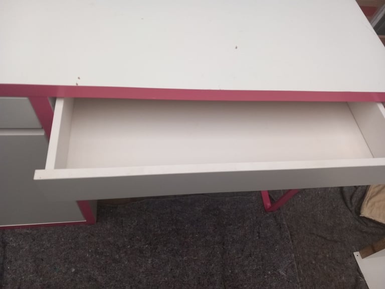 Kids pink desk CAN DELIVER