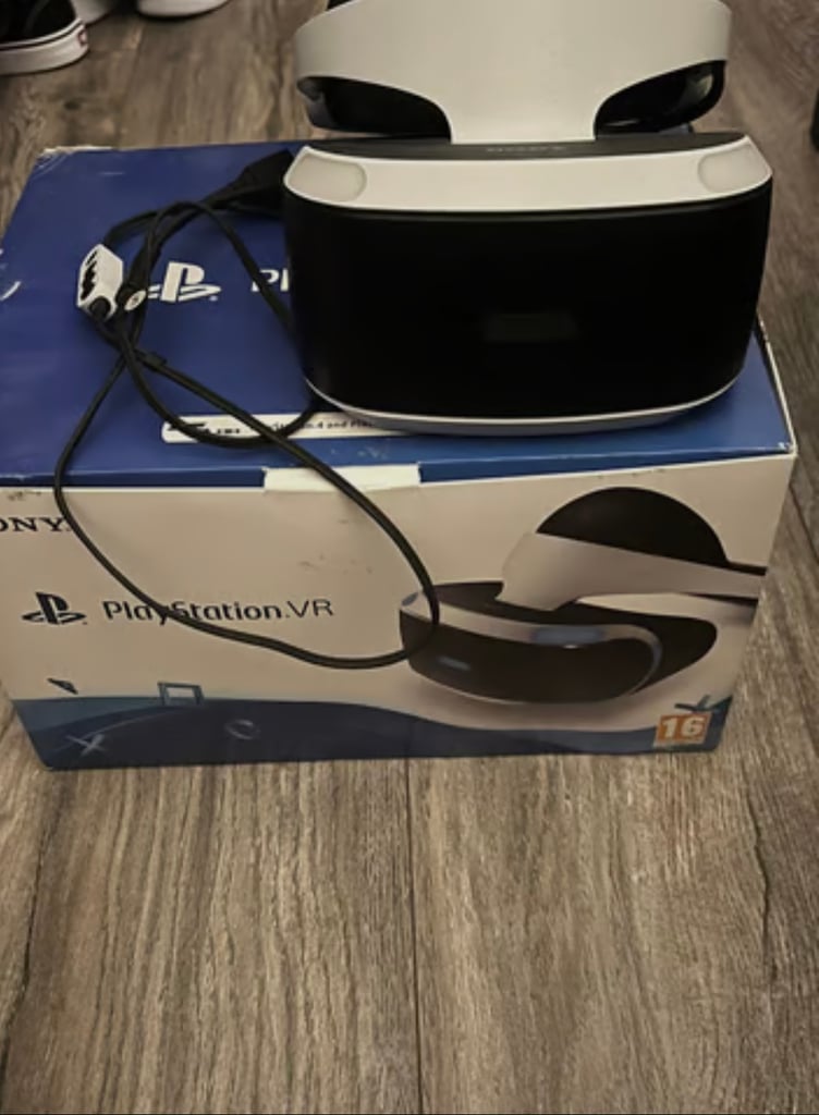 PS4, 1 Controller, PSVR, 2 Motion Controllers