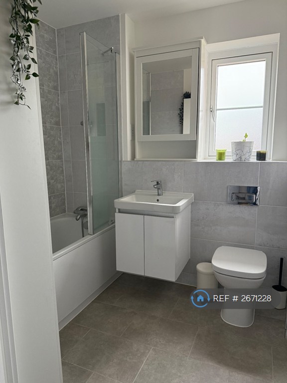 2 bedroom flat in Ireland Road, Crowthorne, RG45 (2 bed) (#2671228)