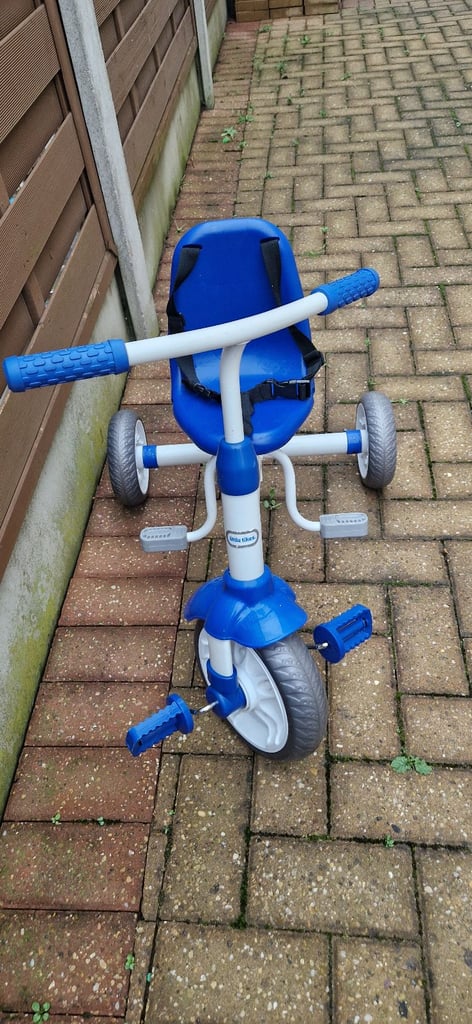 CHILDRENS LITTLE TIKES TRICYCLE. VERY GOOD CONDITION.
