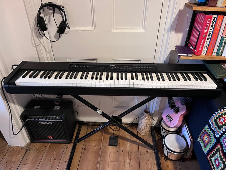 Yamaha P80 keyboard with stand and amplifier | in Hackney, London | Gumtree