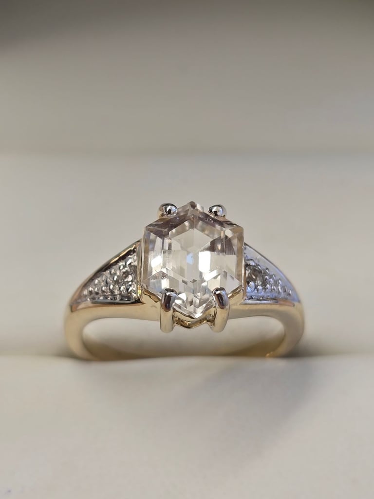 9CT GOLD LARGE CLEAR TOPAZ DRESS RING