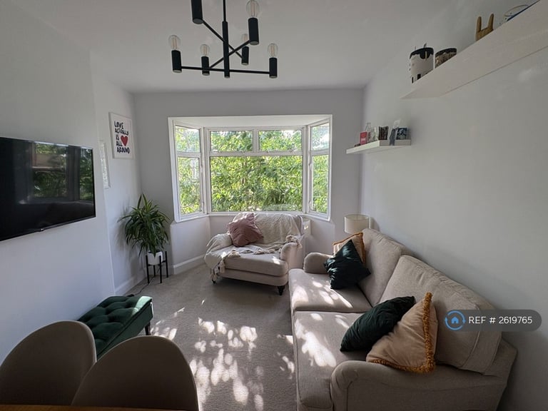 3 bedroom flat in Fieldview, London, SW18 (3 bed) (#2619765)