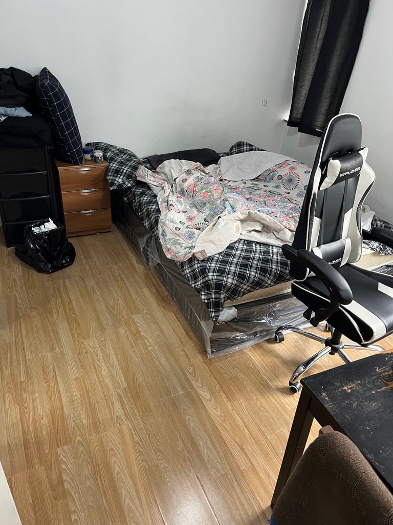 Nice 3 bedroom Plus 1 Separate Living Room 6 Mins Walking From Stratford Station, London E15.