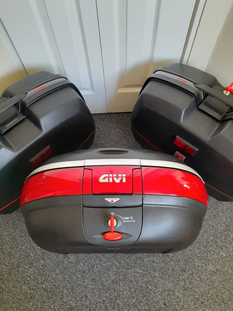 Last reduction for quick saleGivi wing rack and full pannier and top box 