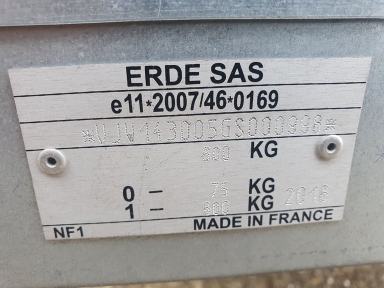 Erde 143 Trailer with lockable hard top and load bars