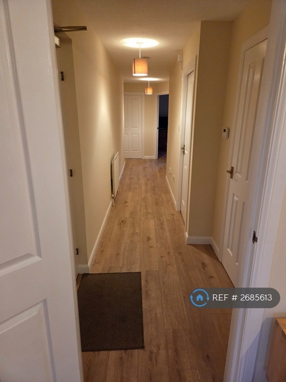 2 bedroom flat in Carrick Knowe Avenue, Edinburgh, EH12 (2 bed) (#2685613)