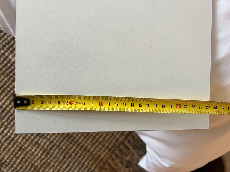 Free - White shelf with 6 brackets 