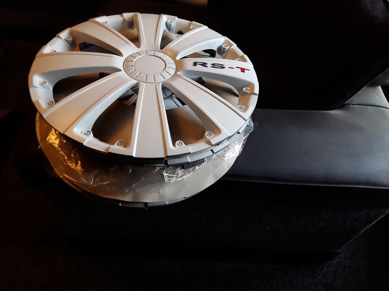 Vehicle wheel trims set of 4 trims size is 15 inch rs,t brand new set 