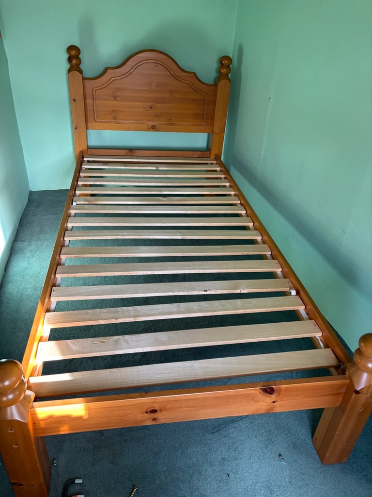 Free single pine bed