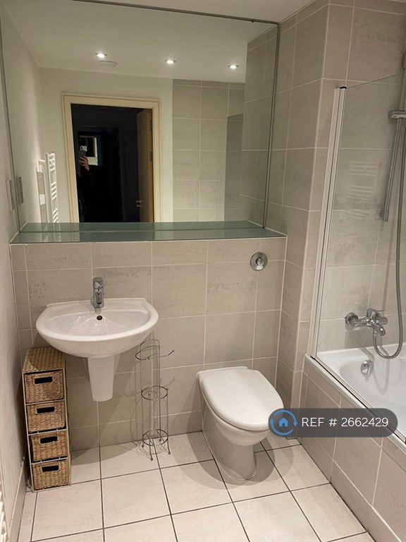 2 bedroom flat in The Quadrangle, Manchester, M1 (2 bed) (#2662429)