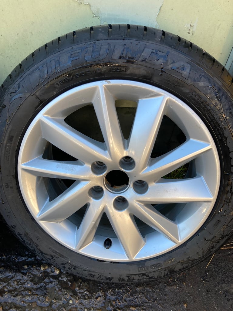 Seat Ibiza Alloy Wheels With Nearly New  185/60/15 Fulda Tyres. 6jx15 6J0601025m