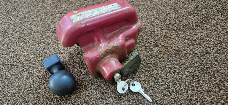 Hitch lock and wheel clamp for trailer, caravan, camper, motorhome.