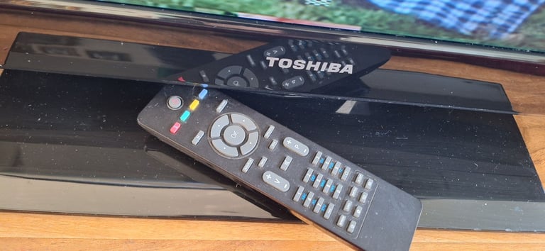 Toshiba 32in freeview TV with built-in dvd and remote 