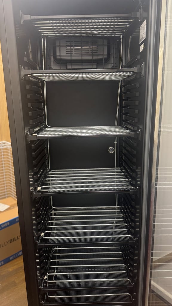 LYNKSO UPRIGHT COMMERCIAL FREEZER 