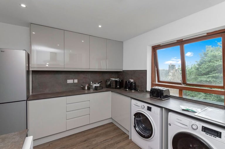 EN SUITE ROOM FOR LET: En suite bedroom available within large 8 bed townhouse in Newington