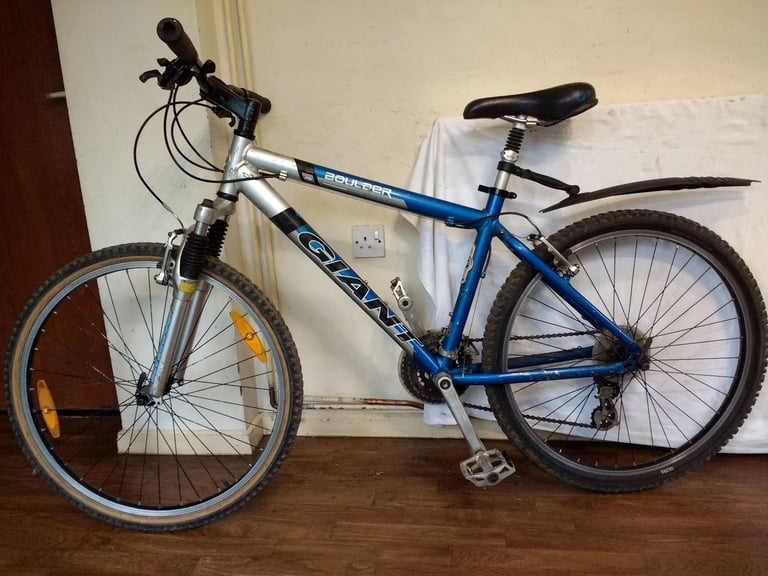 image for GIANT BOULDER MOUNTAIN BIKE – excellent condition and fully working