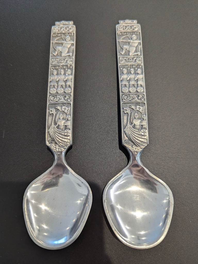 PAIR VINTAGE KONGE TINN NORWEGIAN PEWTER VIKING SPOONS HEILAG OLAV OG HANS MENN