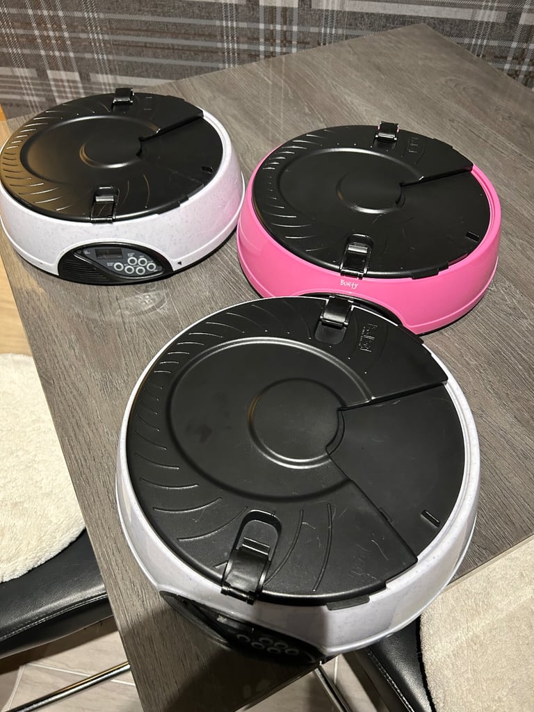 Automatic cat feeders