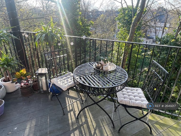 3 bedroom flat in Upper Clapton Road, London, E5 (3 bed) (#2649217)