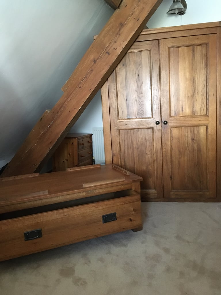 Beautiful solid Oak Furniture Land rustic double wardrobe & large deep drawer EXCELLENT CONDITION 