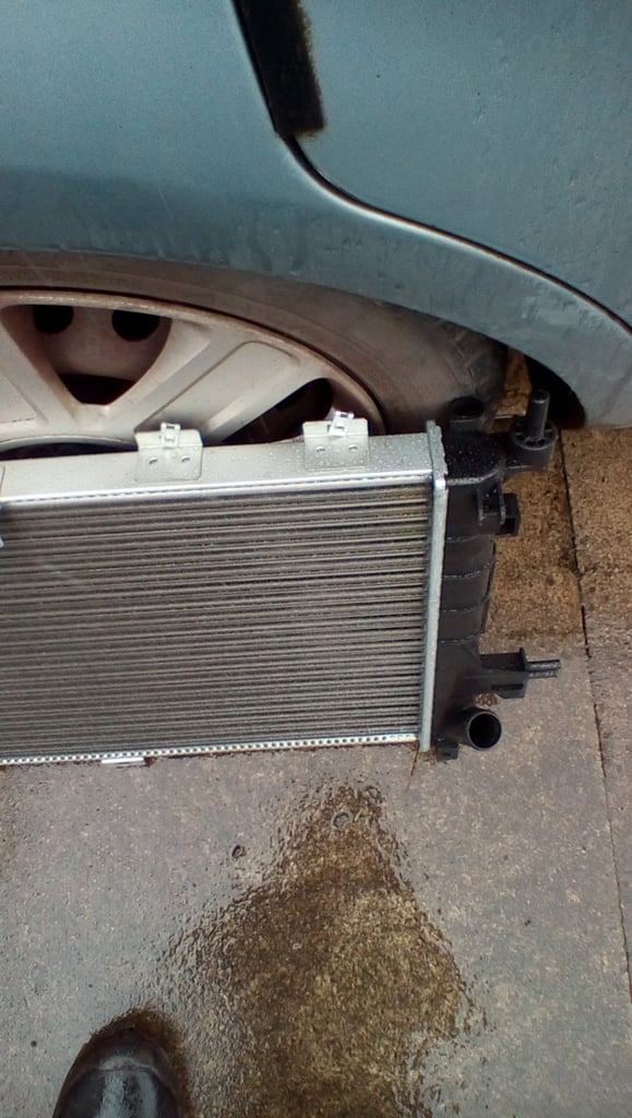 Vauxhall astra mark 5 1.7 cdti car radiator