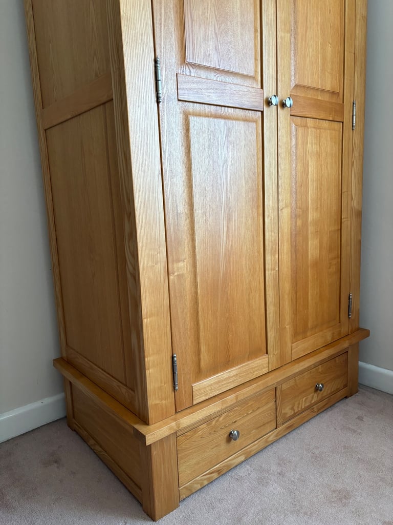 Beautiful ‘Sleepy Valley’ Solid Oak large double wardrobe with 2 spacious drawers like new DELIVERY