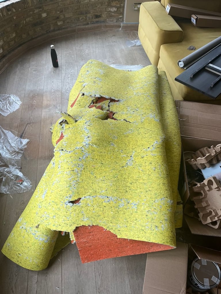 Grey thick carpet - 1 to 2 years old - approx 20m2